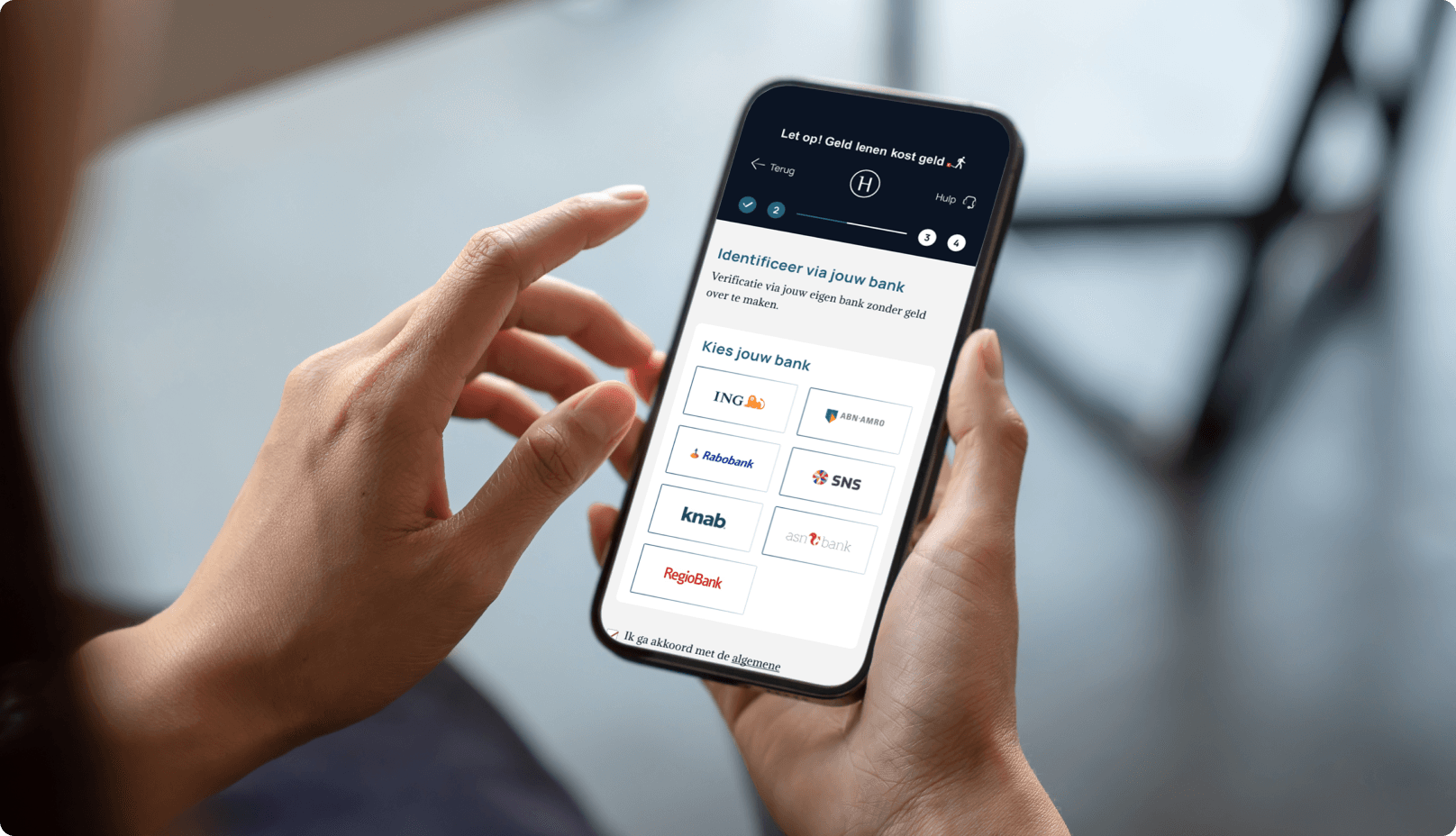Een klant doorloopt de aanvraag op een mobiel en start nu met de verificatie via de bank.